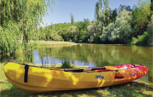 Blato na Cetini Casa | Two-Bedroom Holiday Home In Blato Na Cetini