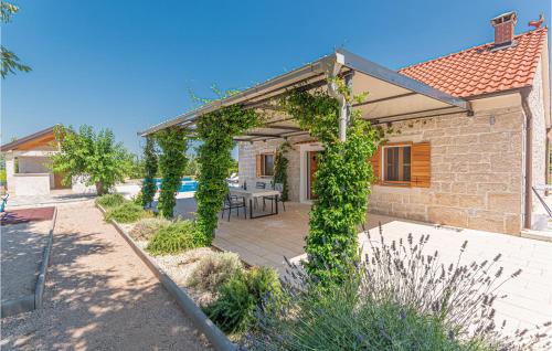 Drnis Casa | Two-Bedroom Holiday Home In Pakovo Selo