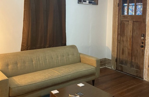 Faubourg Delassize Apartamento | Two bedroom home. Two blocks from St Charles