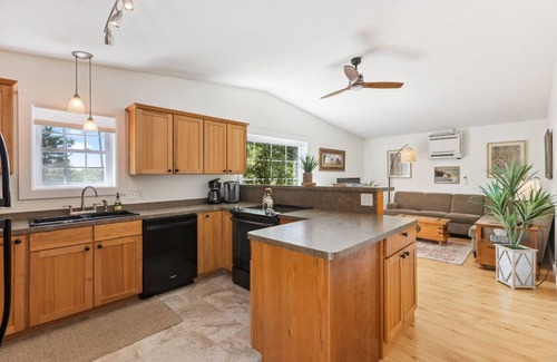 Nisswa Casa | Two-Bedroom House on 5-Acres with Outdoor Hot Tub, Sauna, and Tennis Court (plus extra cabin)