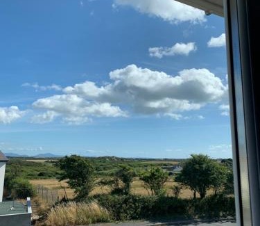 Caergeiliog Casa | Two bedroom house with enclosed gardens and 2 car drive