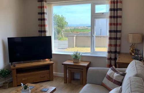 Caergeiliog Casa | Two bedroom house with enclosed gardens and 2 car drive