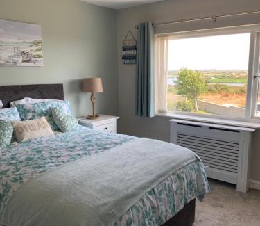 Caergeiliog Casa | Two bedroom house with enclosed gardens and 2 car drive