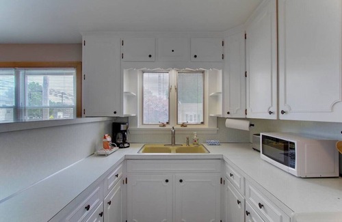 North Canton Apartamento | Two Bedroom King Suite near Hall of Fame w/ Garage