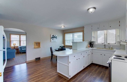 North Canton Apartamento | Two Bedroom King Suite near Hall of Fame w/ Garage