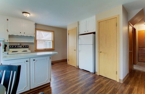 North Canton Apartamento | Two Bedroom King Suite near Hall of Fame w/ Garage