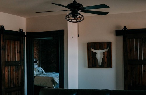 Fort Scott Apartamento | Two Bedroom Loft Located in Historic Downtown Fort Scott