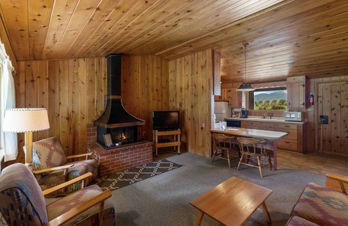Ennis Apartamento | Two bedroom log cabin