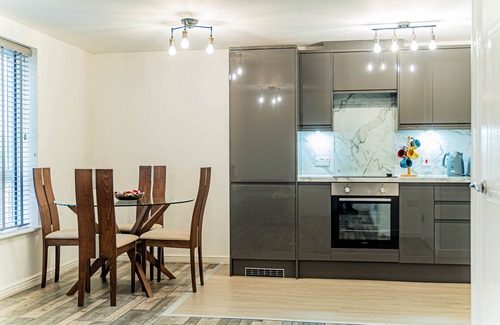 Abbey Wood Apartamento | TWO BEDROOM LUXURY GROUND FLOOR APARTMENT.
