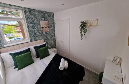 Newmarket Apartamento | Two Bedroom Mansion House Apartment By AZ Luxury Stays Newmarket With Parking And WiFi