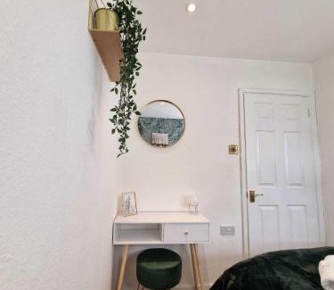 Newmarket Apartamento | Two Bedroom Mansion House Apartment By AZ Luxury Stays Newmarket With Parking And WiFi
