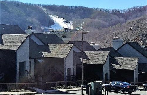 Chalet Village Apartamento | Two bedroom mountain condo, 2 minutes from ski resort, pool and clubhouse onsite !