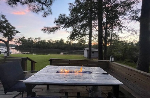 Craven County Cabaña | Two-bedroom/One bath Waterfront Cottage with Dock