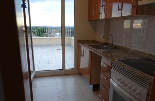 Mutxamel Apartamento | Dos dormitorios en el ático, aire acondicionado, wi-fi y piscina comunitaria.