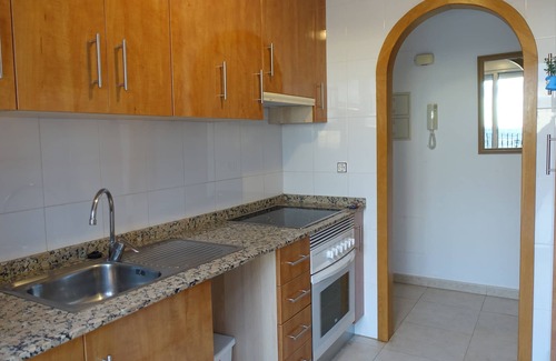 Mutxamel Apartamento | Dos dormitorios en el ático, aire acondicionado, wi-fi y piscina comunitaria.