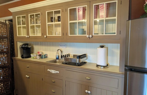 Riviera Casa | Two-bedroom Private Suite! Stunning Mt.Hood Views & much more!