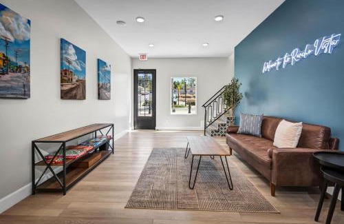 Vista Apartamento | Two Bedroom-Queen in Master. Heart of Downtown Vista