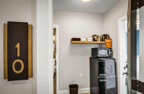 Vista Apartamento | Two Bedroom-Queen in Master. Heart of Downtown Vista