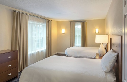 The Point Complejo | Suite de dos dormitorios con WiFi gratis, piscina del resort y pasos del puerto