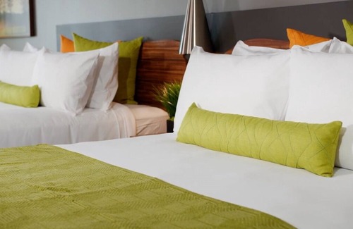 Circleville Complejo | Two Bedroom Suite with 2 Queens & 1 King Balcony at The Kartrite Resort!