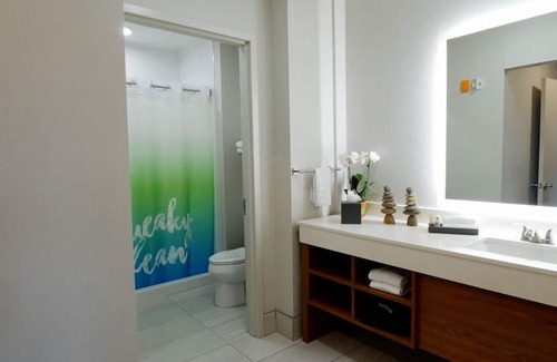 Circleville Complejo | Two Bedroom Suite with 2 Queens & 1 King Balcony at The Kartrite Resort!