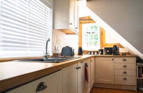Manningford Bruce Casa | Two Bedroom Thatched cottage