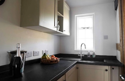 Manningford Bruce Casa | Two Bedroom Thatched cottage