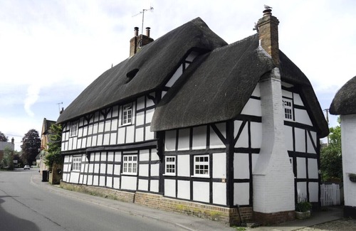 Manningford Bruce Casa | Two Bedroom Thatched cottage
