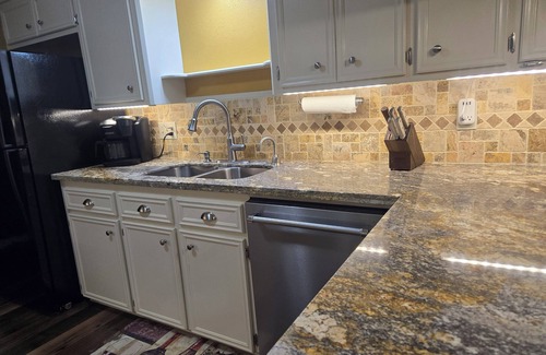 Bryan Casa | Two-bedroom townhome in a quiet neighborhood with private parking and Wi-Fi.