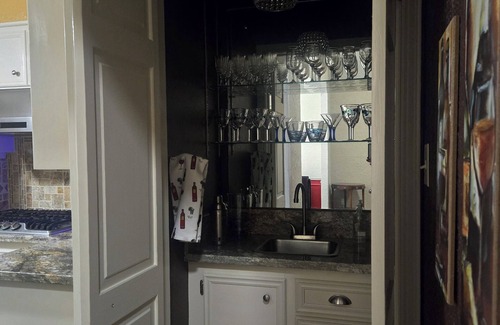 Bryan Casa | Two-bedroom townhome in a quiet neighborhood with private parking and Wi-Fi.