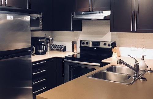 Kelowna Central Business District Condominio | Condominio en el centro de dos habitaciones y dos baños a solo unos pasos de la piscina y bañeras de hidromasaje