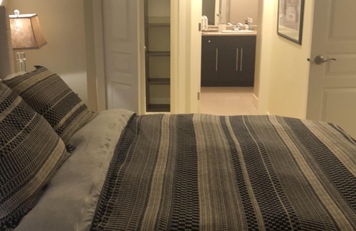 Kelowna Central Business District Condominio | Condominio en el centro de dos habitaciones y dos baños a solo unos pasos de la piscina y bañeras de hidromasaje