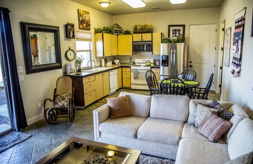 St. George Apartamento | Two bedroom two bath furnished apartment with 2 king beds and full kitchen