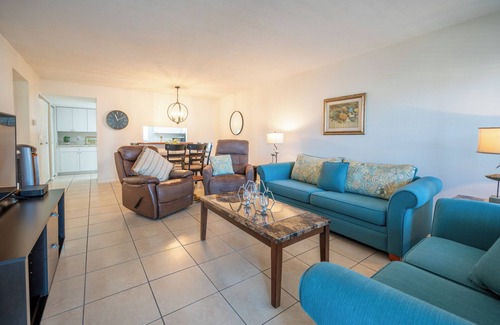 Englewood South Condominio | Two bedroom, two bathroom condo less than 10 minutes to Manasota Key.