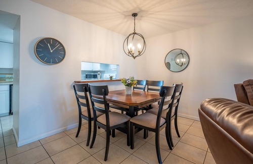 Englewood South Condominio | Two bedroom, two bathroom condo less than 10 minutes to Manasota Key.