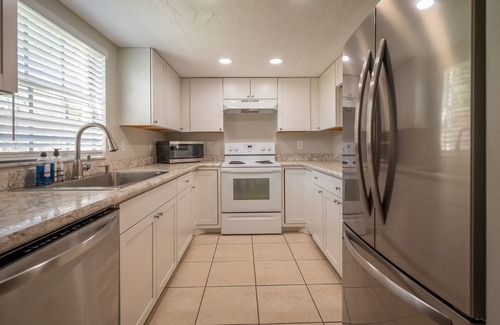 Englewood South Condominio | Two bedroom, two bathroom condo less than 10 minutes to Manasota Key.