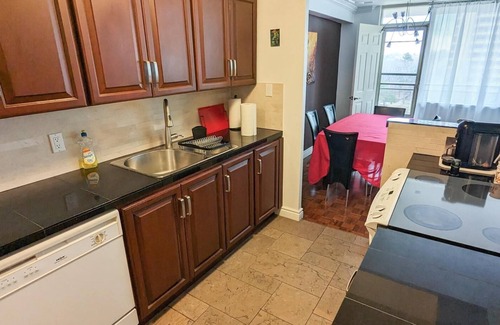 York Condominio | Two bedroom w/ free parking - close to subway