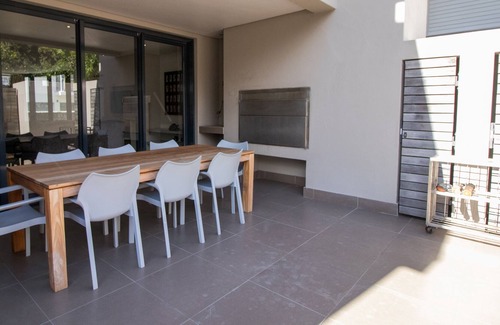Hermanus City-Centre Apartamento | Dos dormitorios con barbacoa y vistas al mar