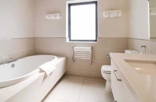 Hermanus City-Centre Apartamento | Two Bedroom with Bbq and Sea Views
