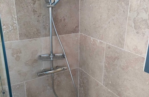 Sorgues Cama Y Desayuno | Two bedrooms and private bathroom with independent access.