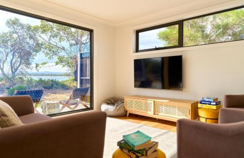 Coles Bay Casa | Two bedrooms family house in Coles Bay with direct access to the Swan River!