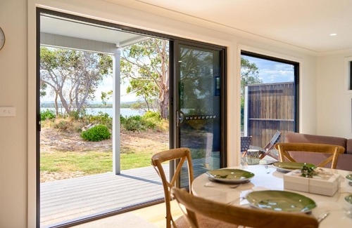 Coles Bay Casa | Two bedrooms family house in Coles Bay with direct access to the Swan River!