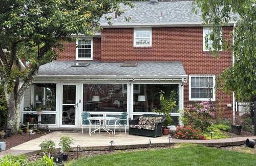 New Kensington Casa | Two bedrooms in New Kensington with Shuttle to Airport, US Open, Concierge Svc