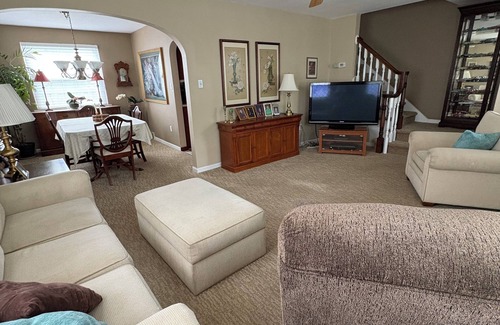 New Kensington Casa | Two bedrooms in New Kensington with Shuttle to Airport, US Open, Concierge Svc