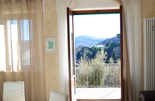 Montepulciano Apartamento | Luminoso y fresco apartamento de dos habitaciones con 140 apartamentos y estacionamiento público gratuito.