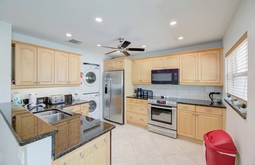 Coral Ridge Casa | Two BR Townhouse at 1 mile from the beach