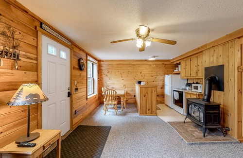 Greenville Apartamento | Two cabins in one - lake-view duplex with a shared dock - dog-friendly