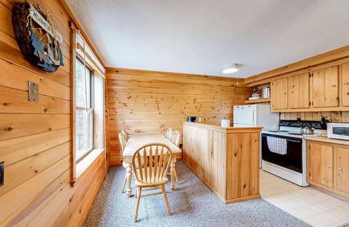 Greenville Apartamento | Two cabins in one - lake-view duplex with a shared dock - dog-friendly