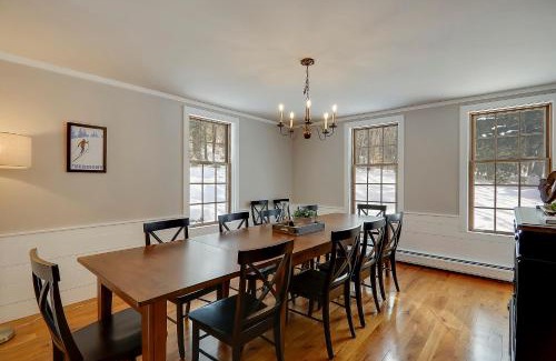Moscow Casa | Two Chimneys: 5 br, a/c, fireplace, deck hot tub, firepit, garage