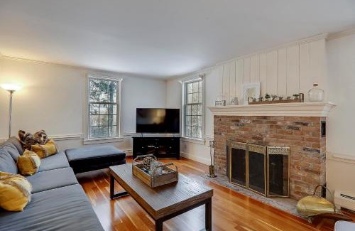 Moscow Casa | Two Chimneys: 5 br, a/c, fireplace, deck hot tub, firepit, garage
